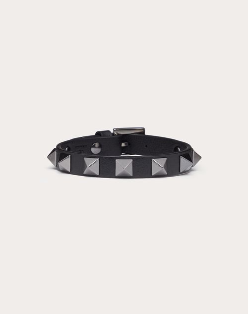 Pulseira Rockstud em couro com tachas em acabamento paládio.