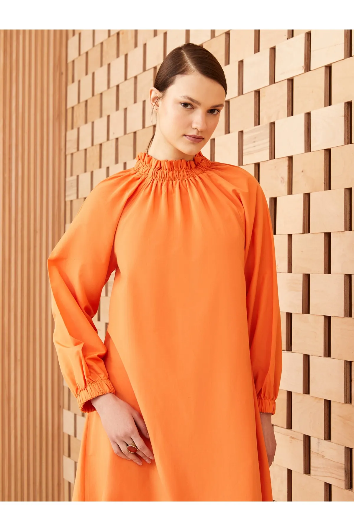 LC Waikiki  Gerades, langärmliges Damenkleid aus Popeline mit Bindekragen