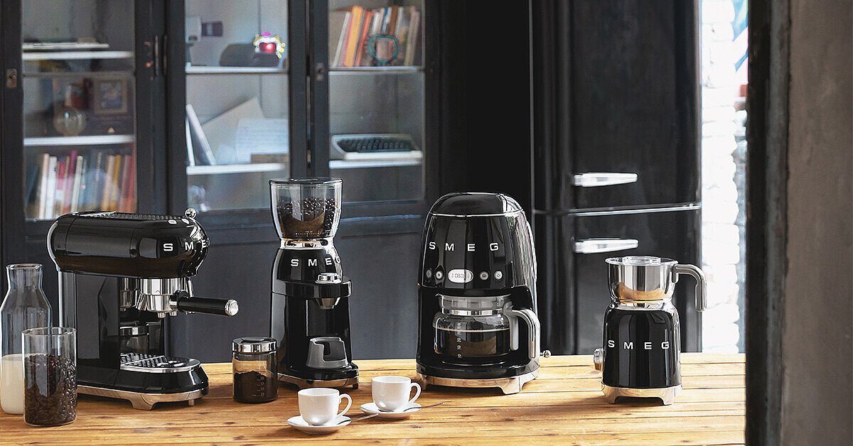 Smeg Milchaufschäumer MFF11BLEU, Schwarz