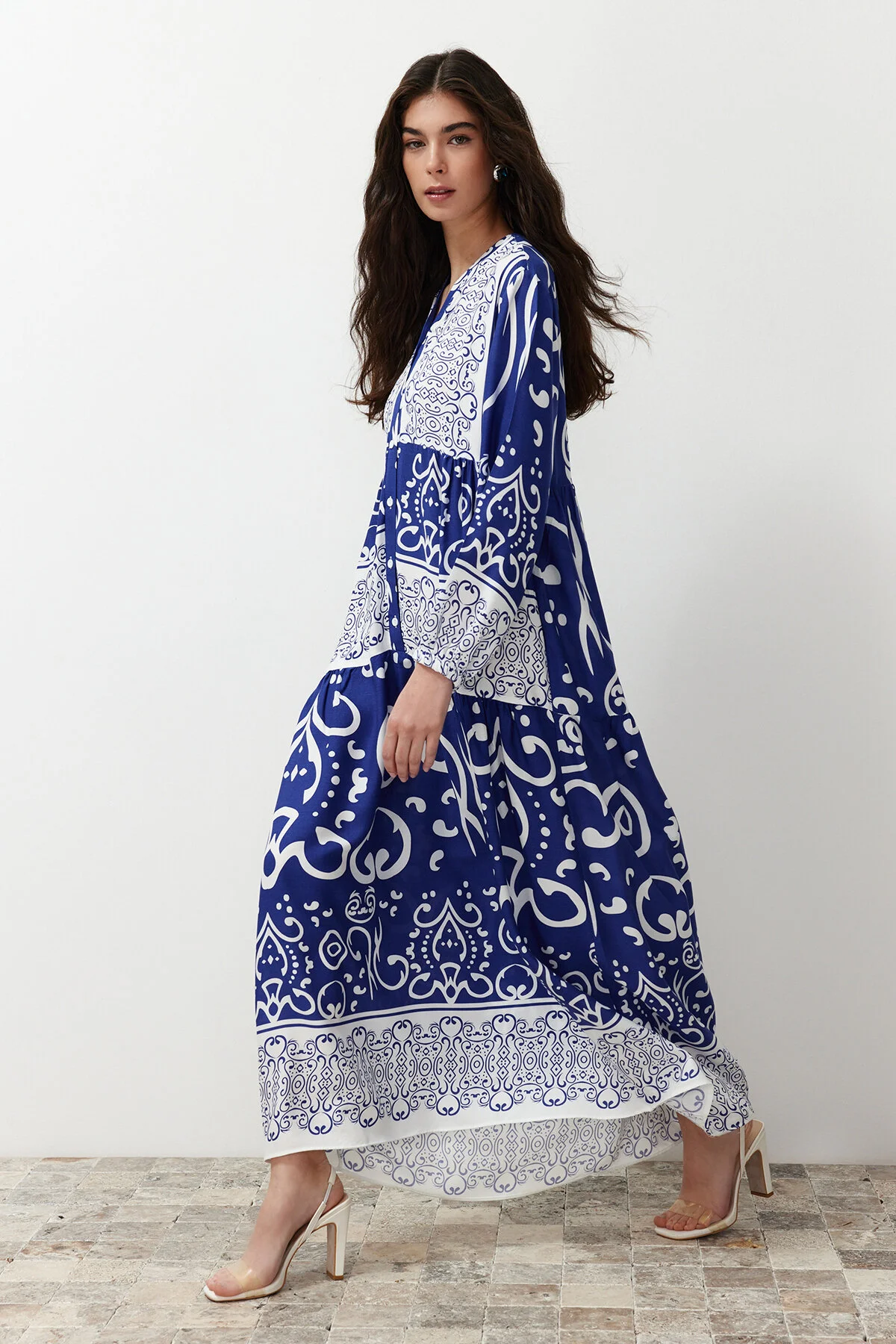 Trendyol Modest  Blaues Viskosekleid mit Schalkragen und Knopfleiste TCTSS24EB00244