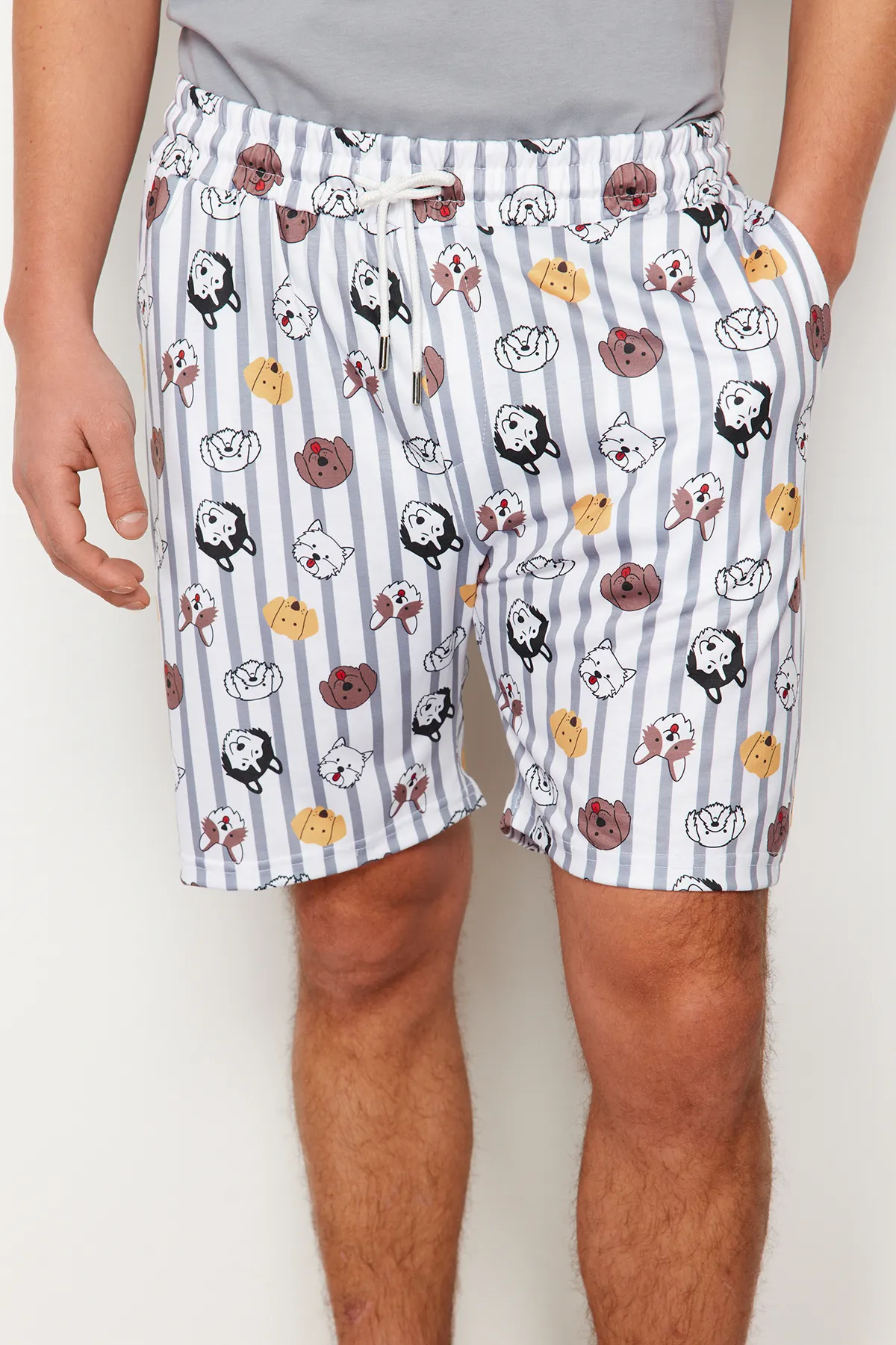 Trendyol Collection  Graues, normal geschnittenes, bedrucktes Pyjama-Set mit Shorts und Shorts TMNSS23PT00000