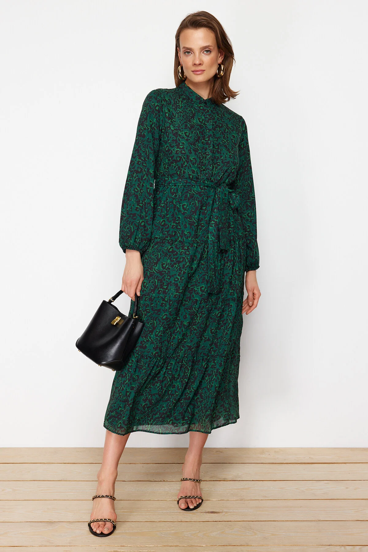 Trendyol Modest  Dunkelgrünes gemustertes, gefüttertes Chiffon-Gewebekleid mit Gürteldetail TCTSS21EL3346