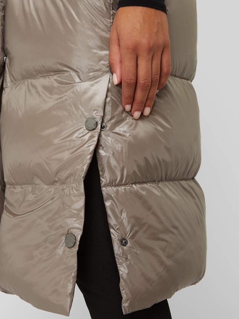 Daunenweste mit Kapuze in taupe