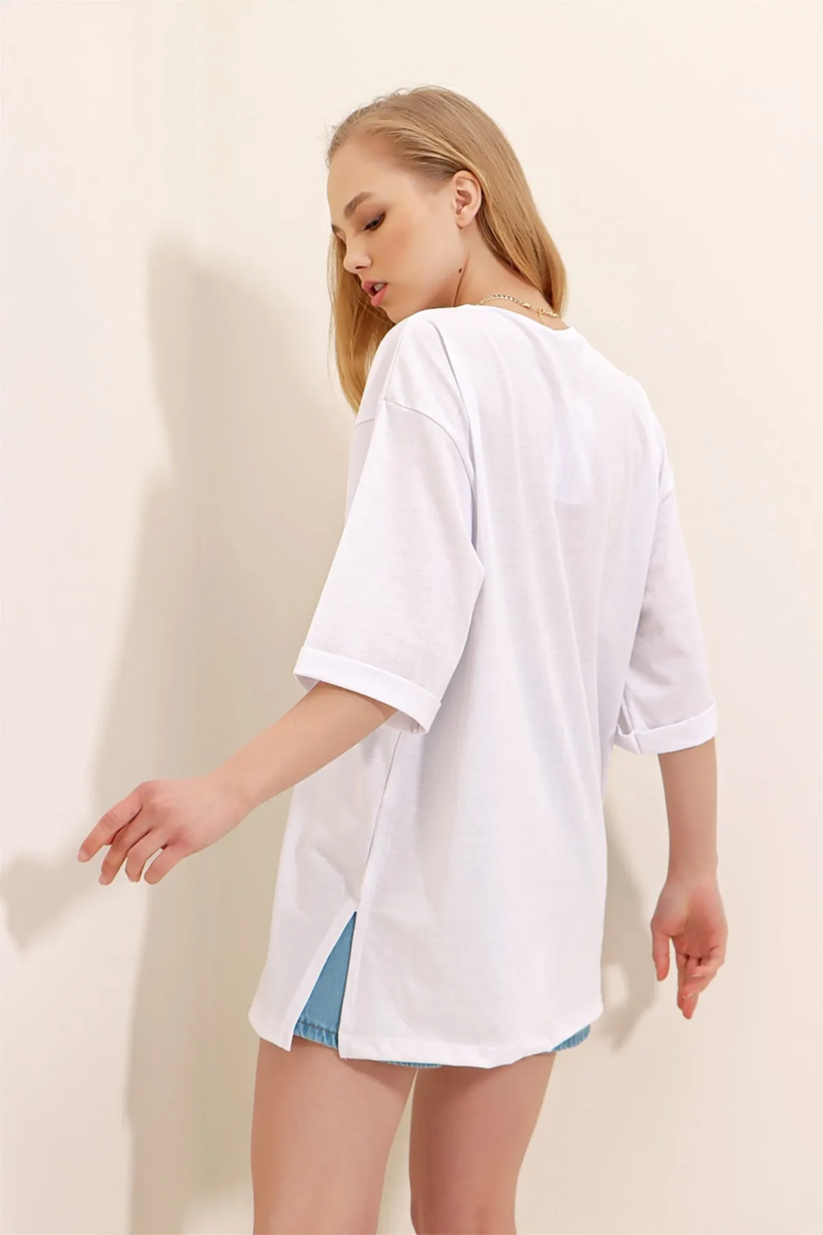 Trend Alaçatı Stili  Weißes Damen-Basic-T-Shirt aus Baumwolle mit Rundhalsausschnitt und zwei Ärmeln in Übergröße ALC-X8088