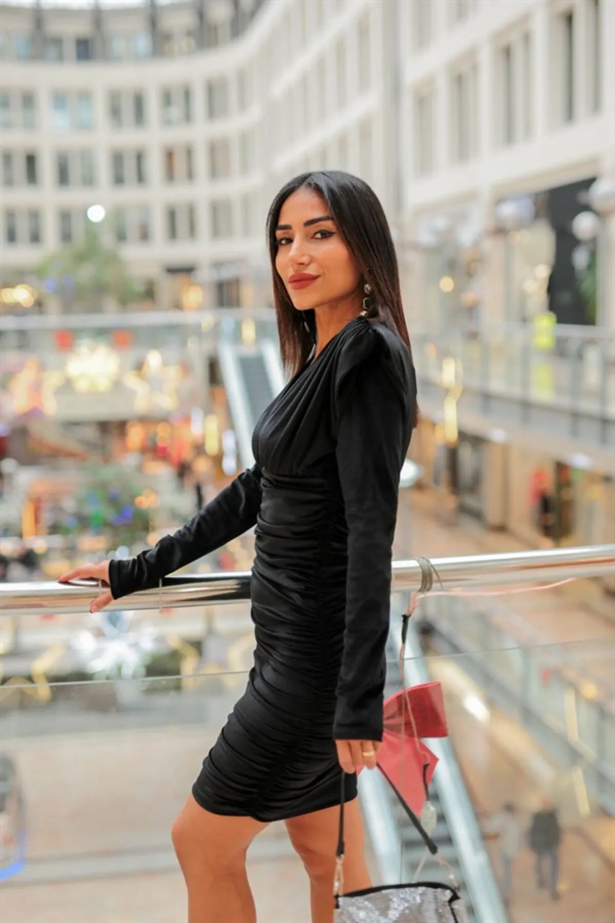 Laluvia  Schwarze Schulterpolster, V-Ausschnitt, geraffte Seiten, verstellbare Länge, stilvolles Samtkleid