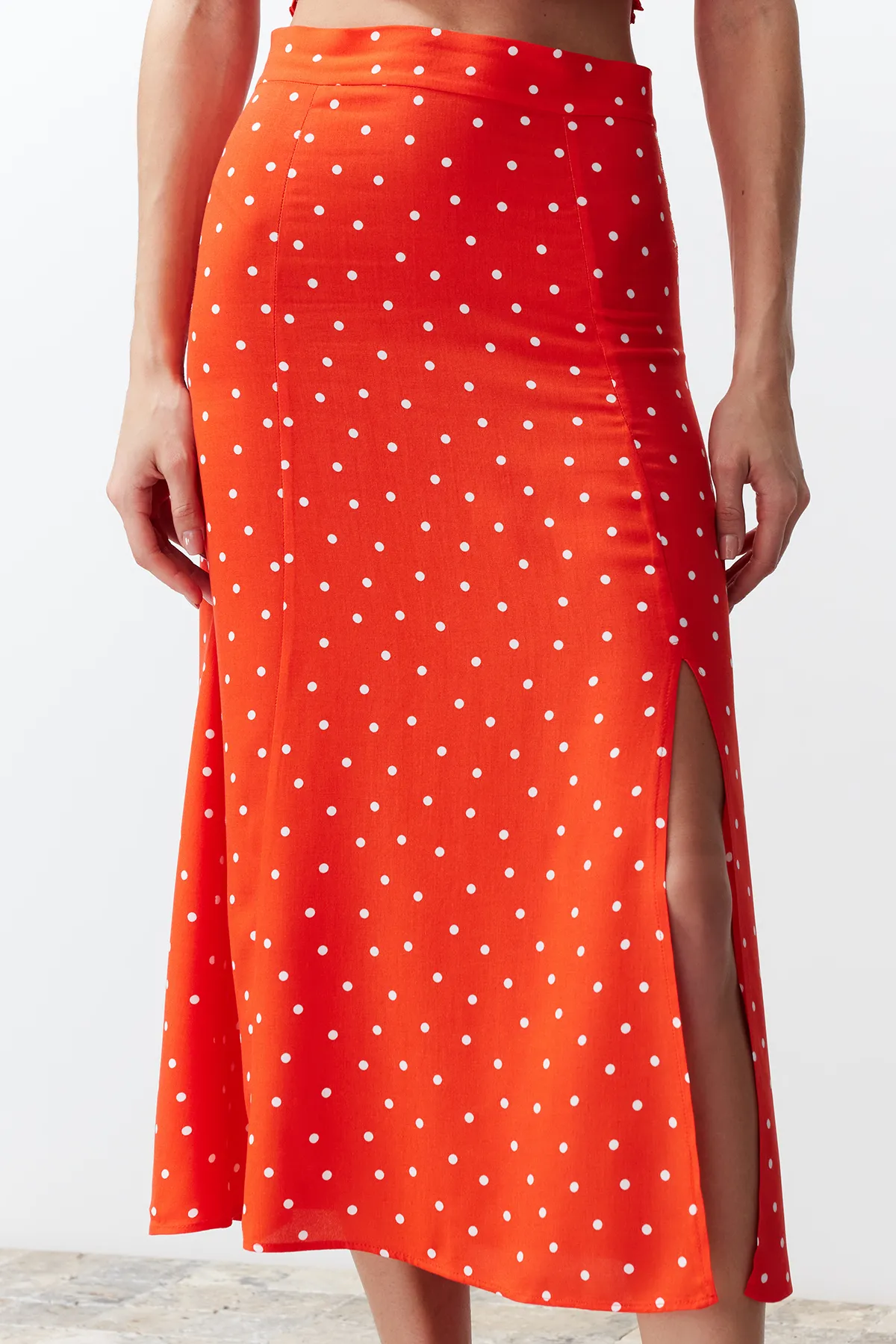 Trendyol Collection  Midi-Set aus Viskosegewebe mit gepunktetem Unterteil und Oberteil mit Fliesenschlitz TWOSS20AU0097