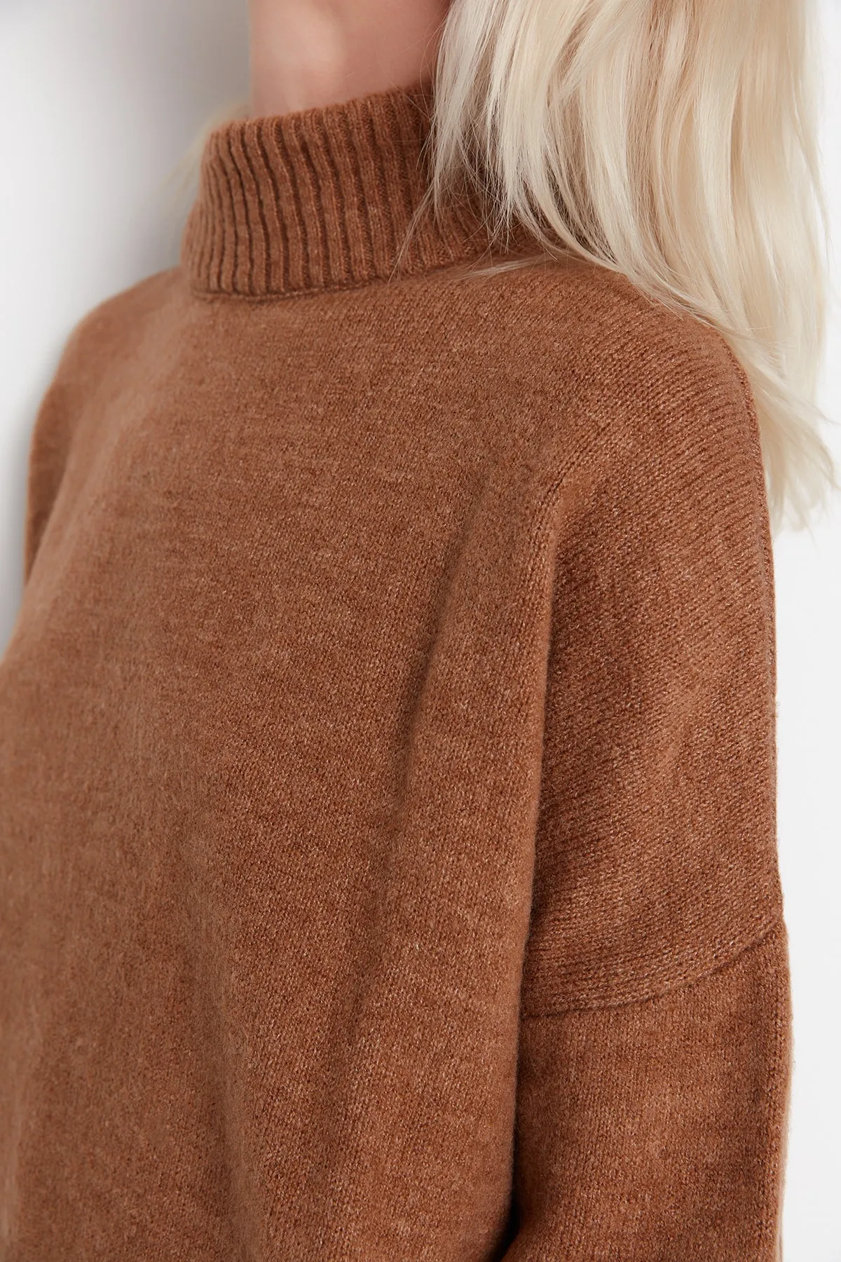 Trendyol Collection  Hellbrauner, weich strukturierter Strickpullover mit Stehkragen und weiter Passform TWOAW23KZ00469