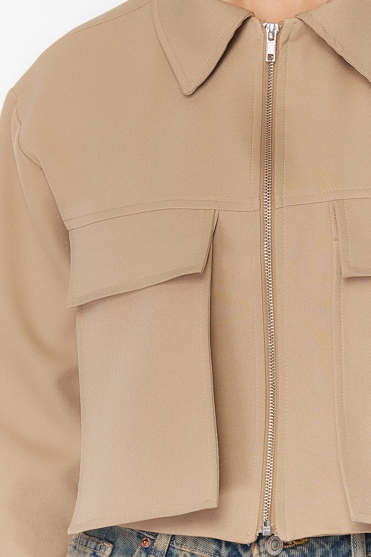 Trendyol Collection  Nerzfarbene Utility-Crop-Webjacke mit Taschendetails TWOSS24CE00031