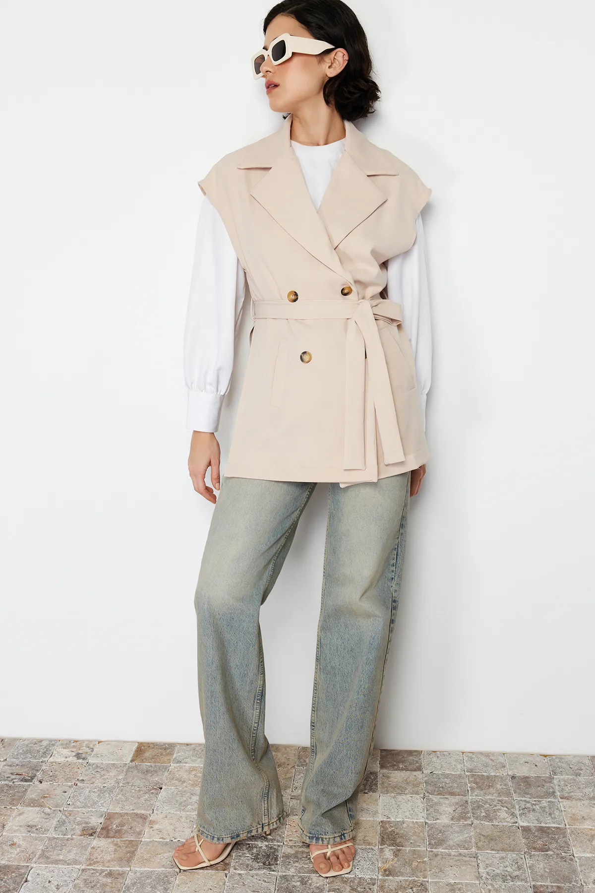 Trendyol Modest  Beigefarbene, gewebte Weste mit Gürtel TCTSS24YL00004
