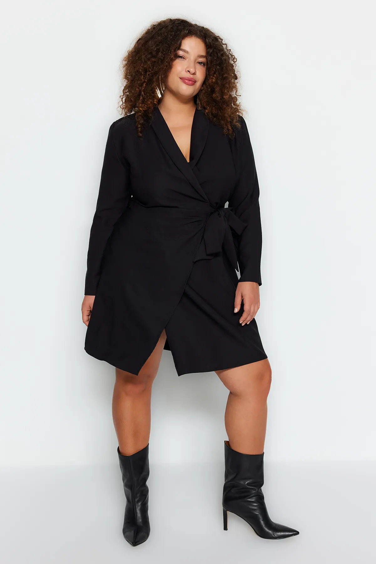 Trendyol Curve  Schwarzes gerades, zweireihiges Mini-Gewebekleid in Übergröße TBBAW24AH00058