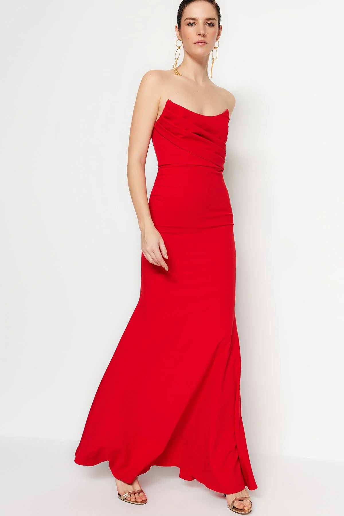 Trendyol Collection  Rotes langes Abendkleid mit Kragendetail TPRSS21AE0121