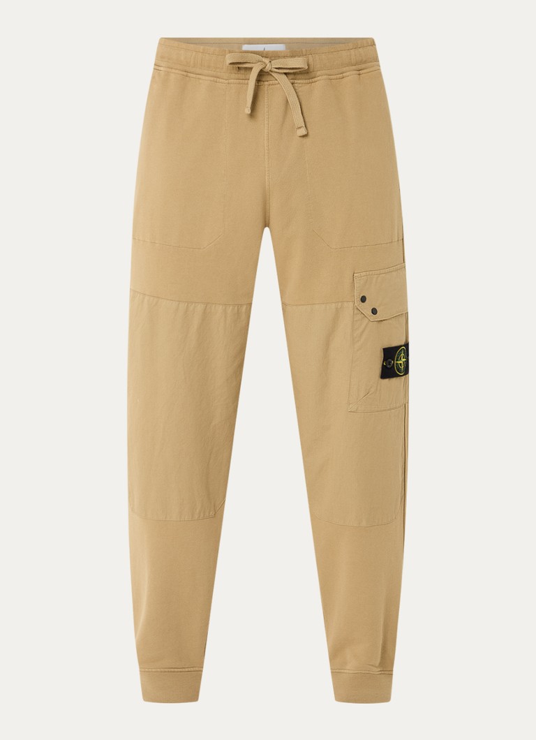 Pantaloni de trening Stone Island 64020 Tapered cu buzunar cu valvă și logo