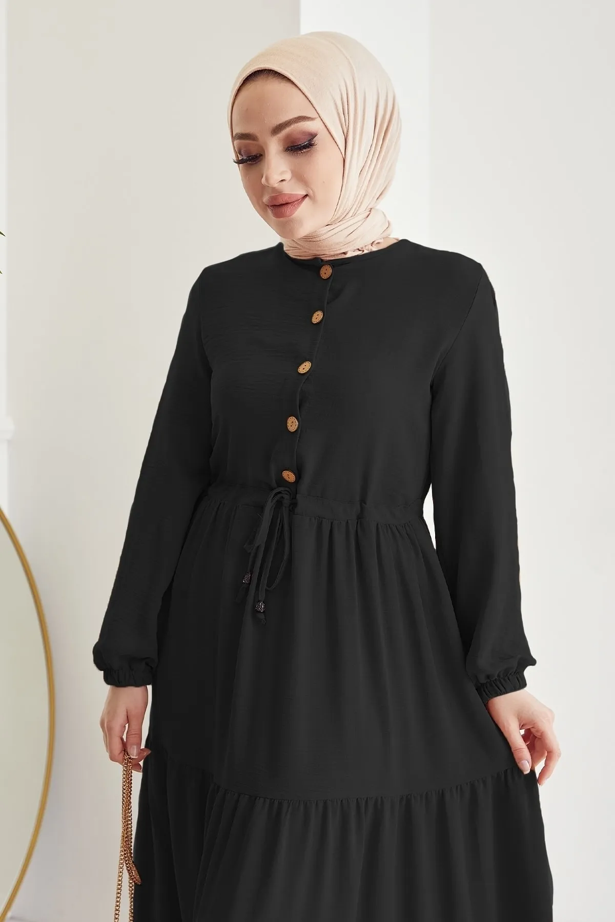 InStyle  Pamela Ayrobin Hijab-Kleid mit Knöpfen – Schwarz