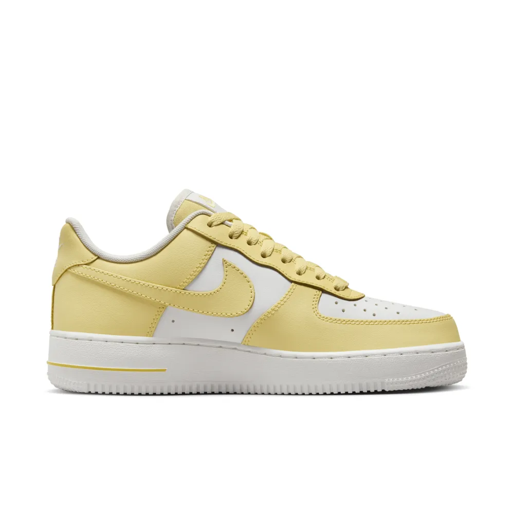 Nike Wmns Air Force 1 07 HF0119-700 / gelb