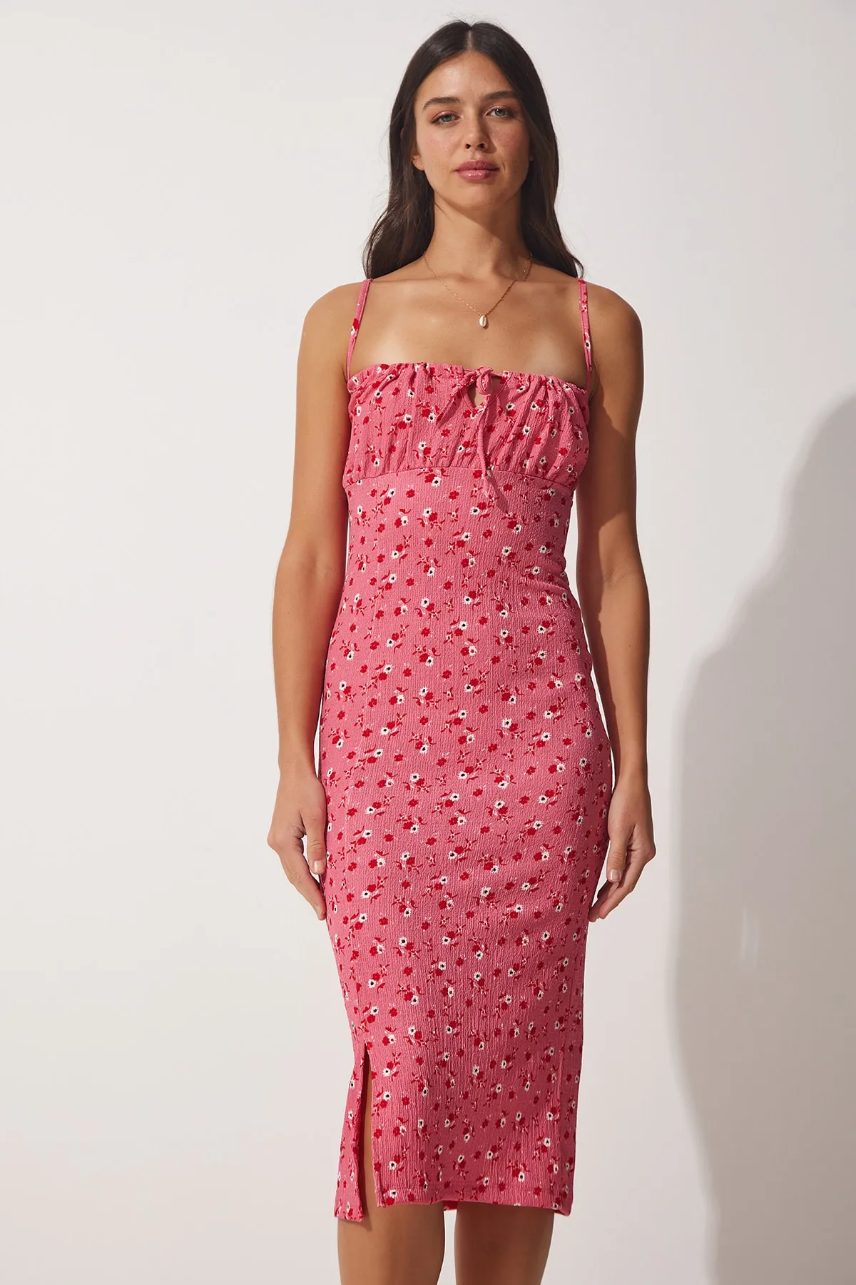 Happiness İstanbul  Damen-Sommerstrickkleid mit gerafftem Kragen und Blumenmuster in Rosa FF00124