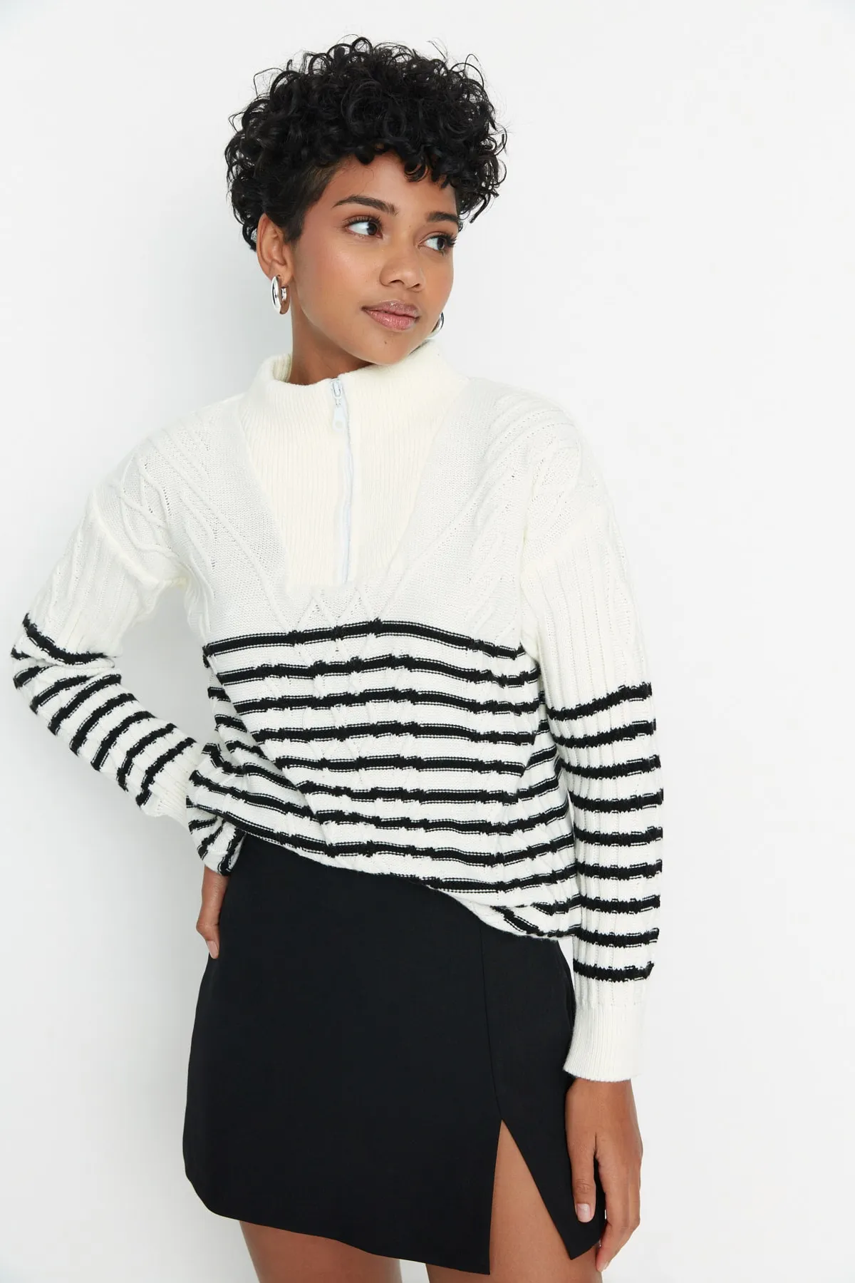Trendyol Collection  Ecrufarbener Strickpullover mit weiter Passform TWOAW22KZ0020