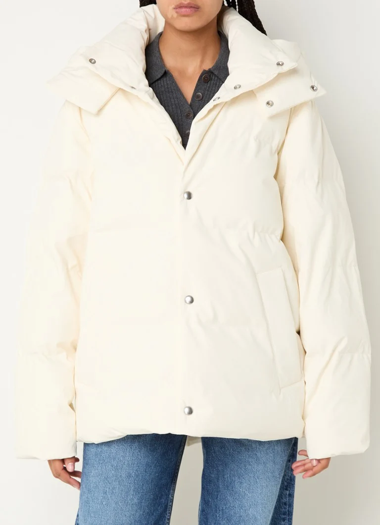 Jaqueta puffer Sandro com capuz e bolsos laterais.
