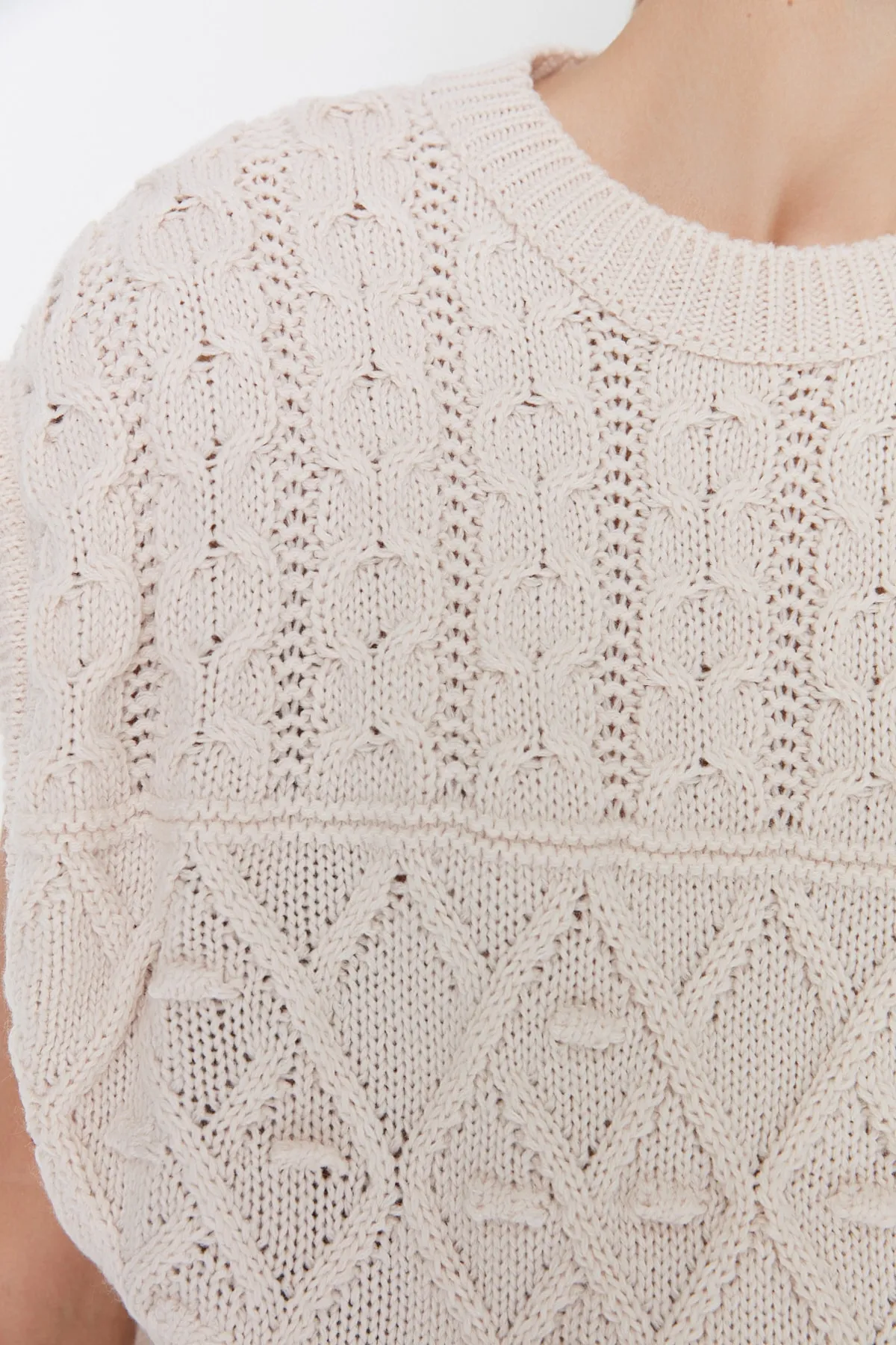 Trendyol Collection  Steinstrick-Strickpullover mit Rundhalsausschnitt und detailliertem Rundhalsausschnitt