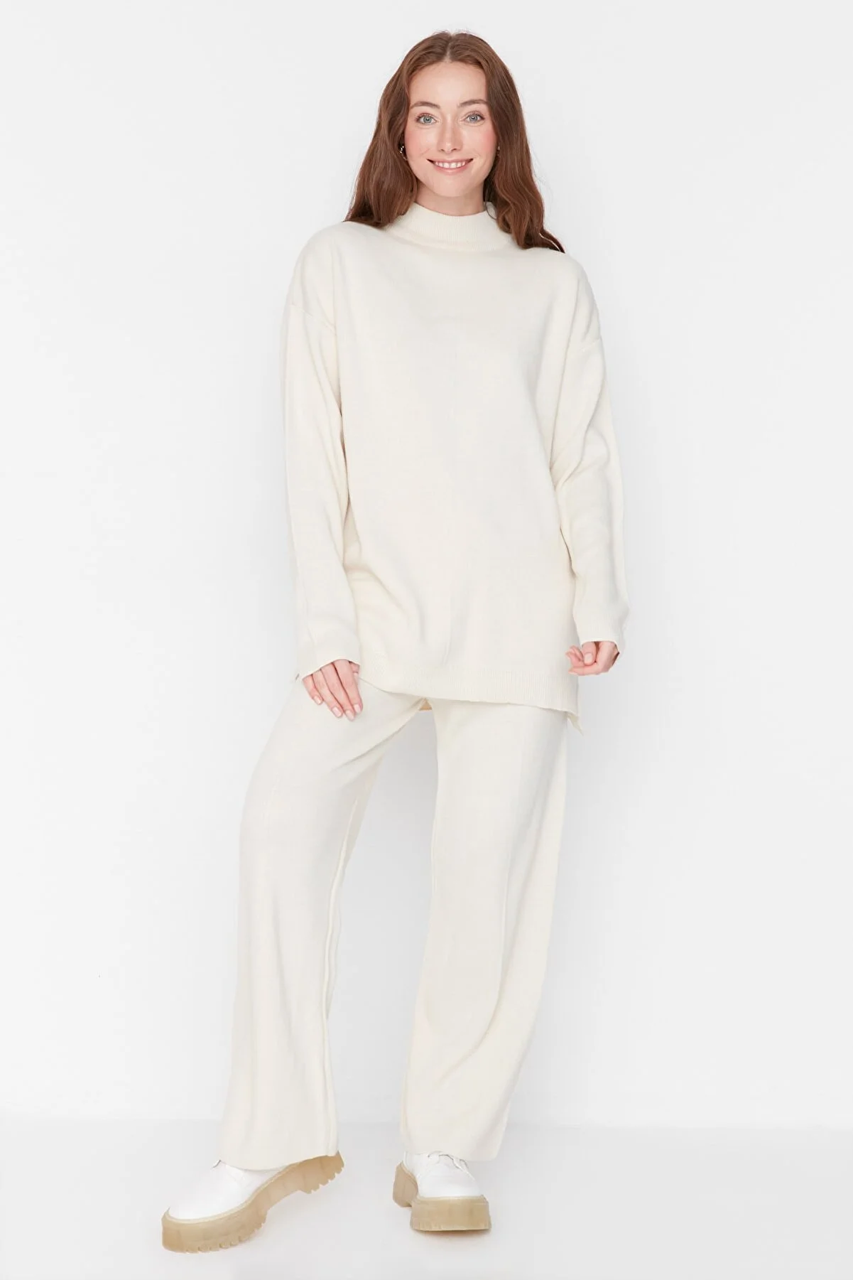 Trendyol Modest  Steinfarbenes Strickset mit halbem Rollkragen und Schlitzdetail, Pullover und Hose TCTAW23US00086