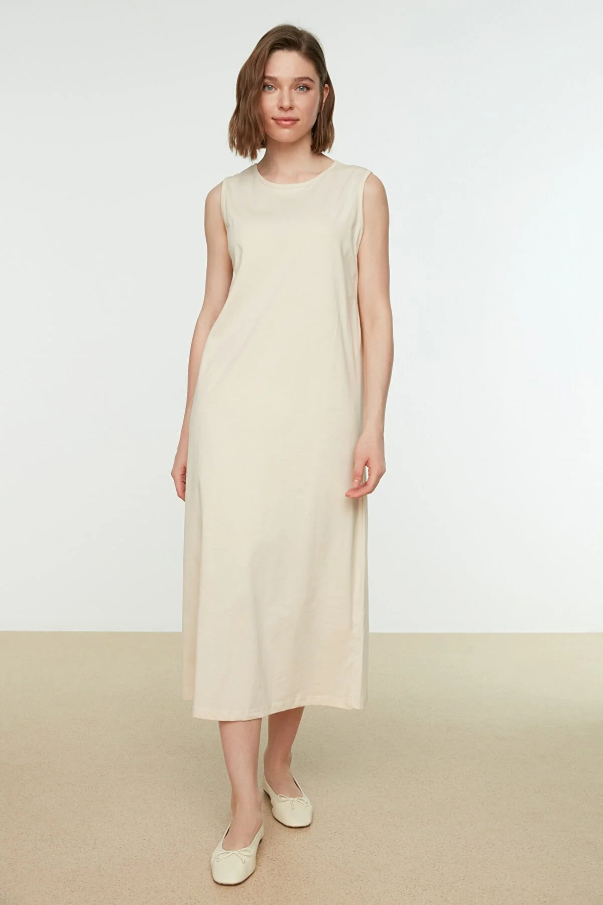 Trendyol Modest  Beiges ärmelloses Kleid mit Futter und Unterwäsche TCTSS21UK0034
