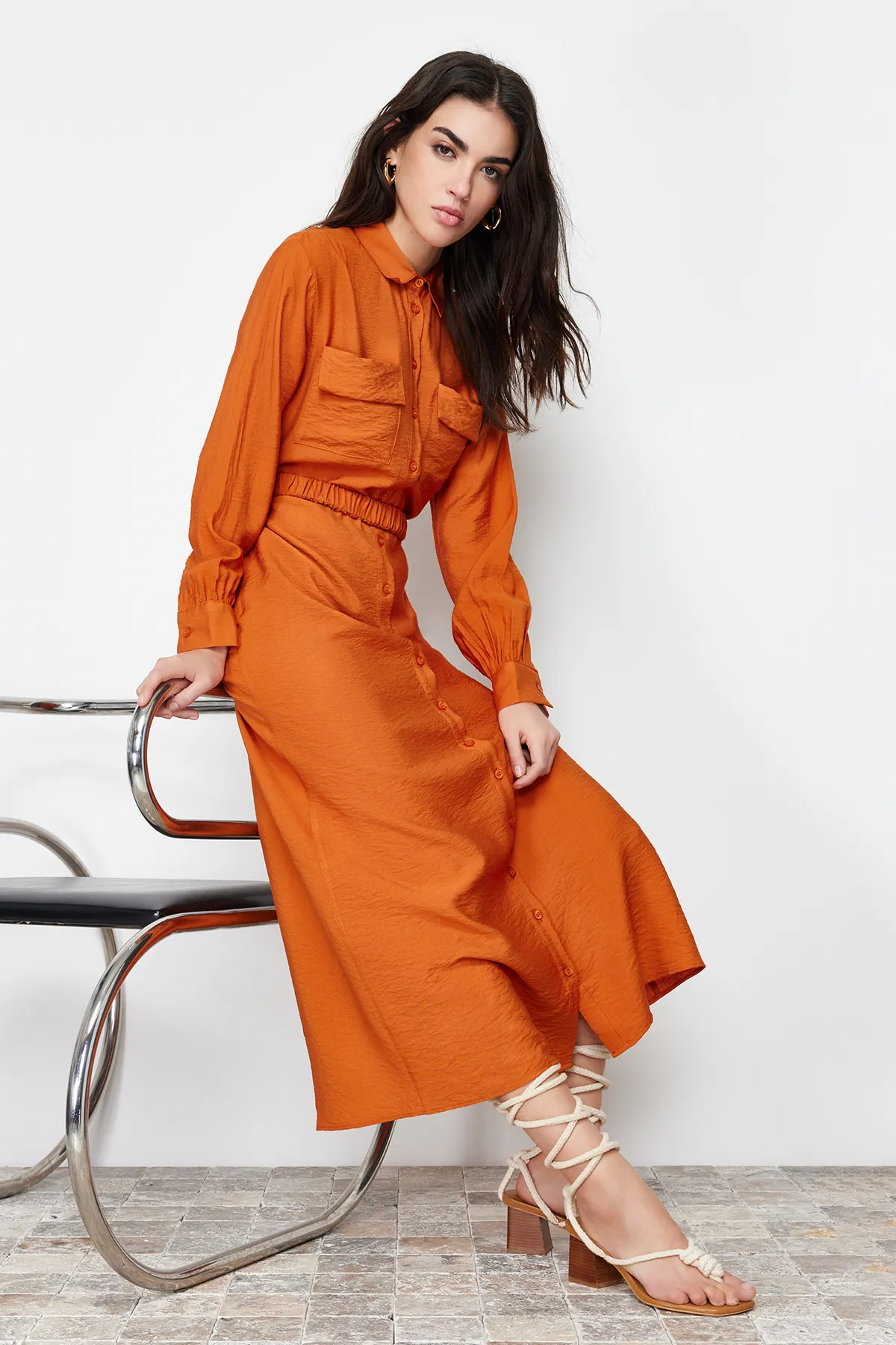Trendyol Modest  Zimtfarbenes, gewebtes Kleid mit Gummigürtel und Taschendetails TCTSS22EB0034