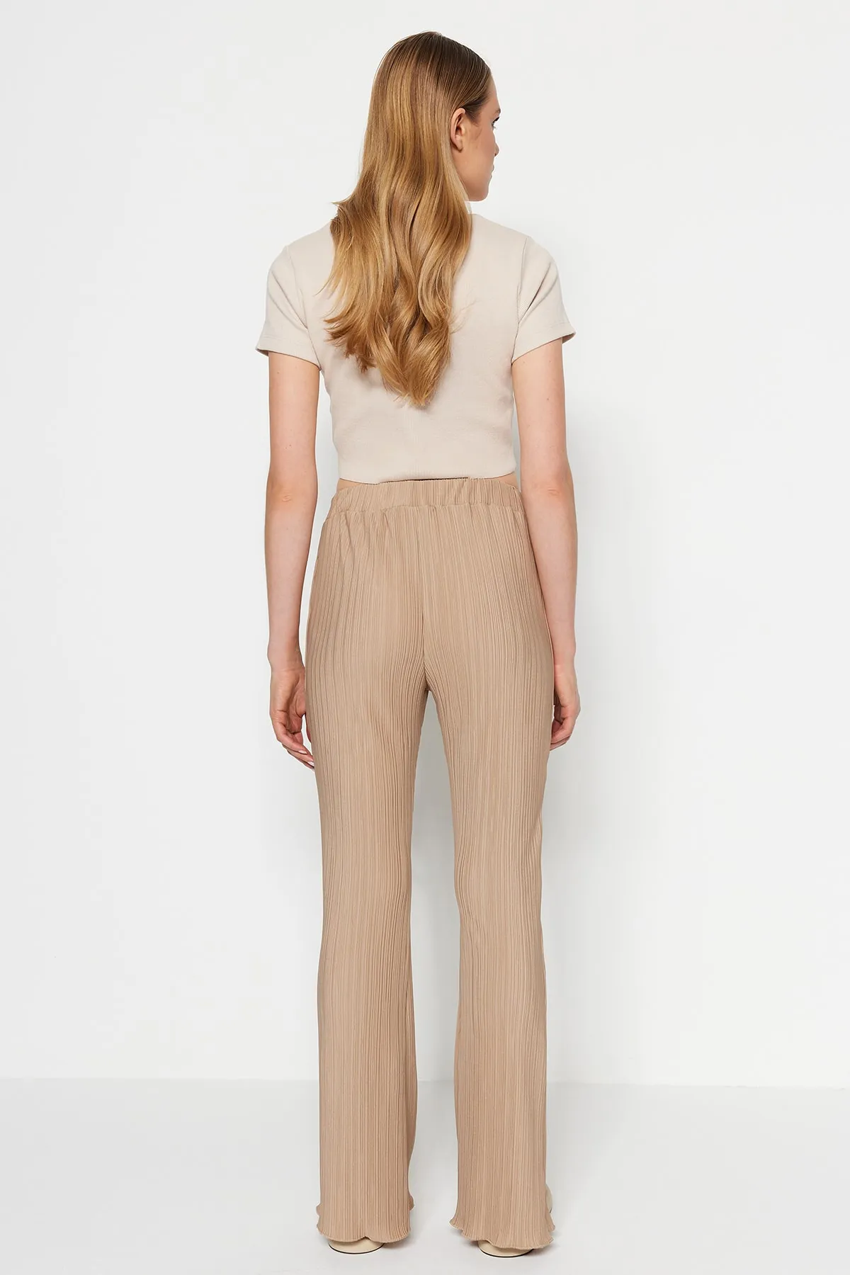 Trendyol Collection  Nerzfarbene, plissierte, ausgestellte/spanische Strickhose mit hoher Taille TWOSS23PL00115