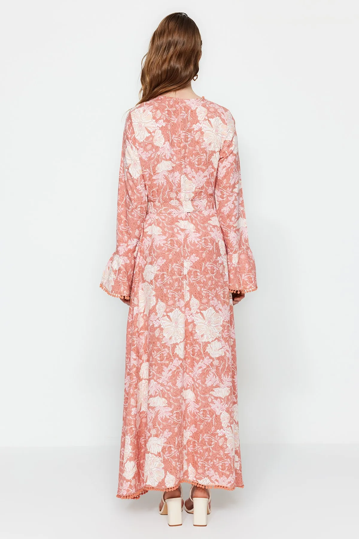 Trendyol Modest  Gewebtes Kleid mit Gürtel und Muster aus getrockneten Rosenblüten TCTSS23EB00189