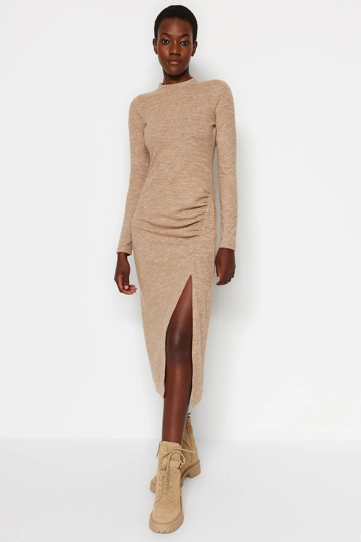 Trendyol Collection  Beigefarbenes, weiches Midi-Strickkleid mit Rundhalsausschnitt, Schlitz und Raffungsdetail TWOAW24EL00246