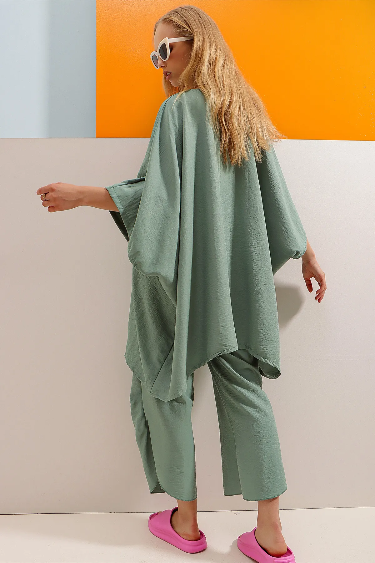 Trend Alaçatı Stili  Damen-Doppelset aus Hose und Jacke mit Schlitz am Bein in gealtertem Grün ALC-752-001