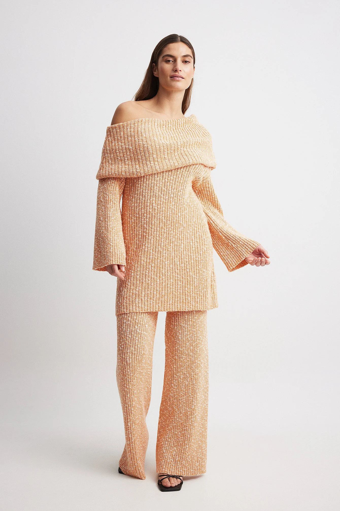 Langer Strickpullover mit großem Kragen