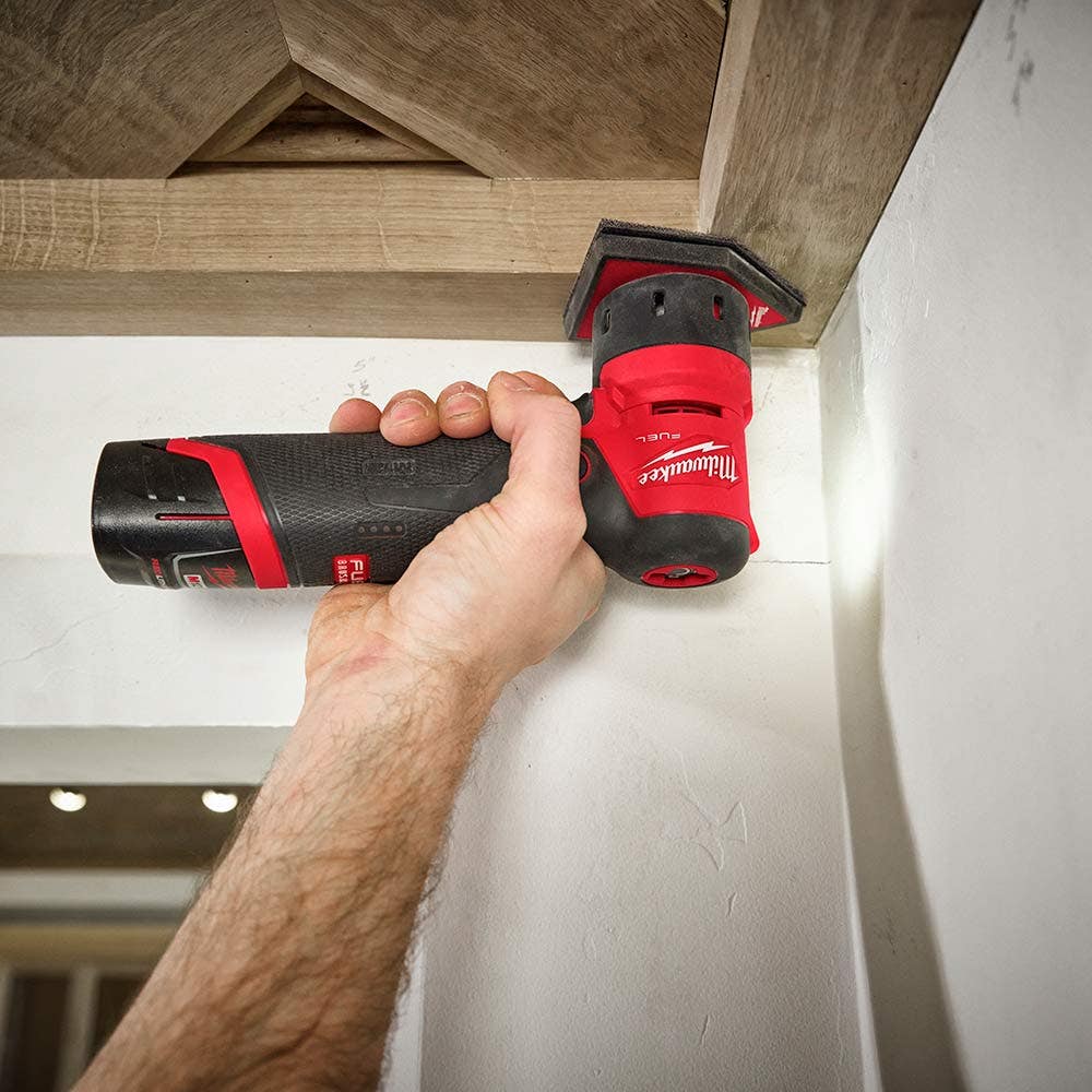 Lixadeira orbital MILWAUKEE FUEL™ 12V para trabalhos de precisão em couro M12FDSS0