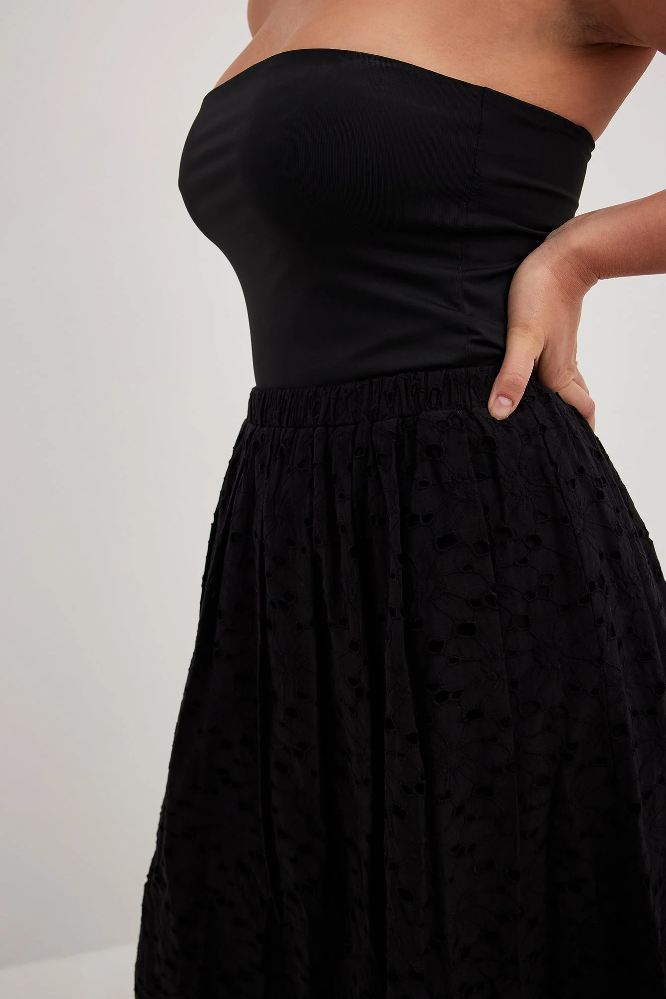Midirock aus Broderie Anglaise