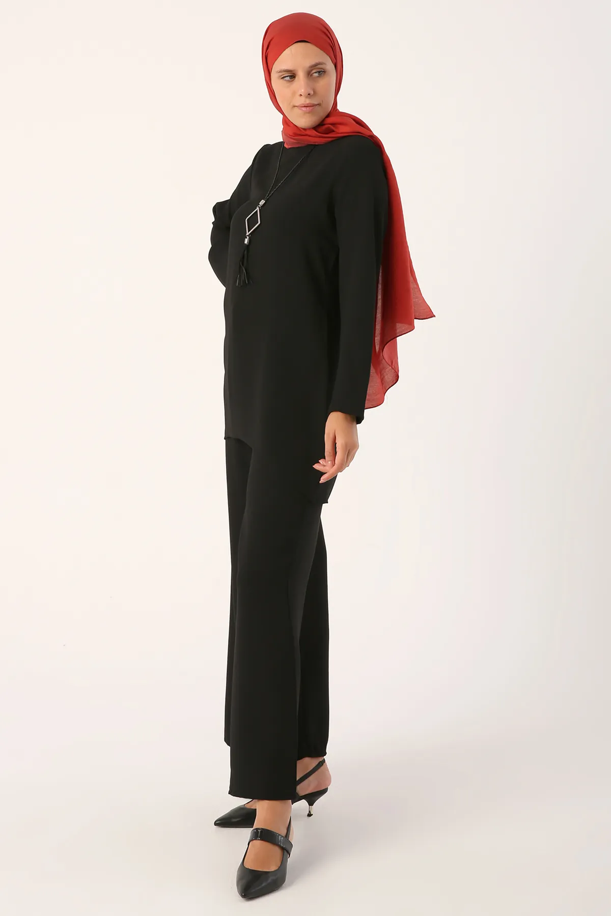 ALLDAY  Schwarzer Hosen-Tunika-Anzug mit Halskette und weitem Bein