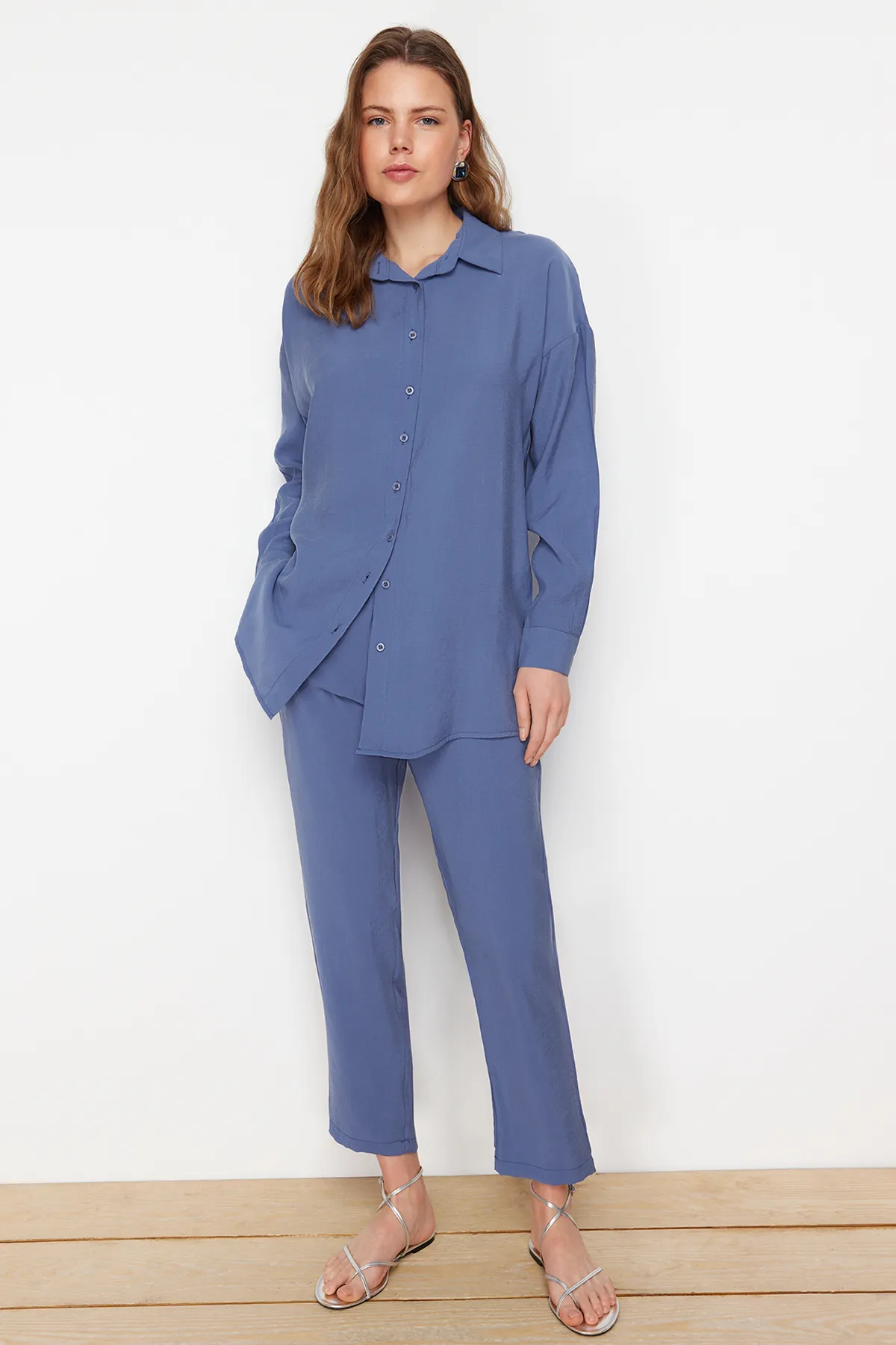 Trendyol Modest  Blaues Set aus gewebtem Modalstoff mit Hemd und Hose unten TCTSS24US00058
