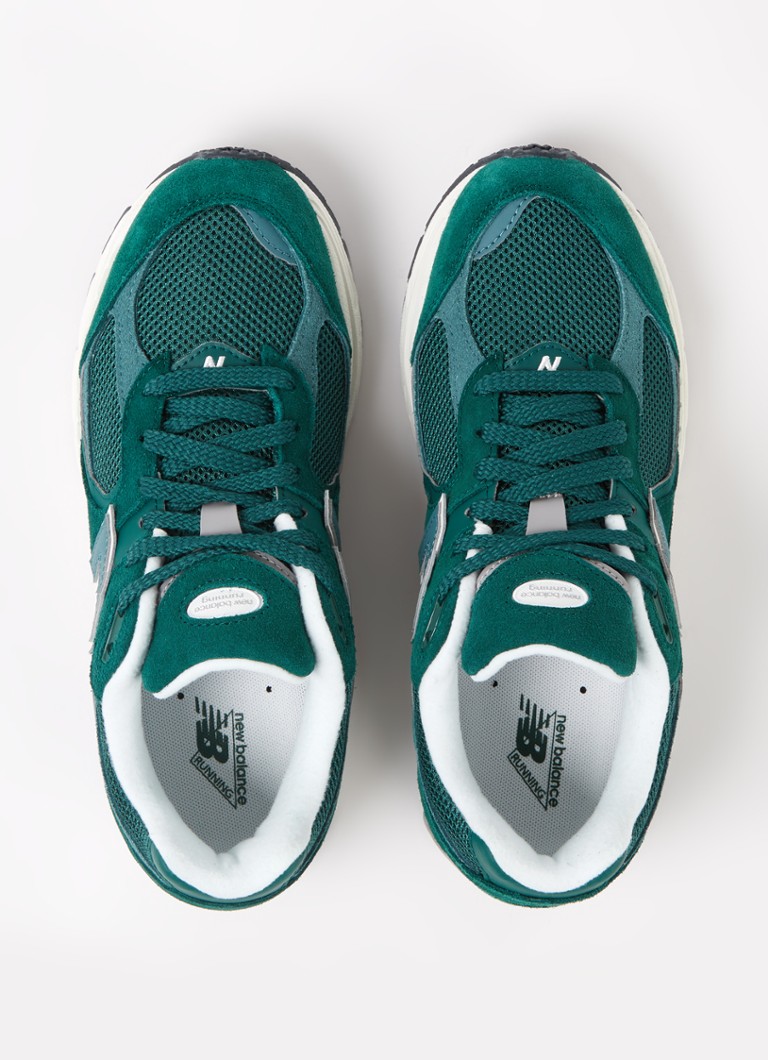 Teniși New Balance 2002R cu detalii din piele întoarsă și plasă.