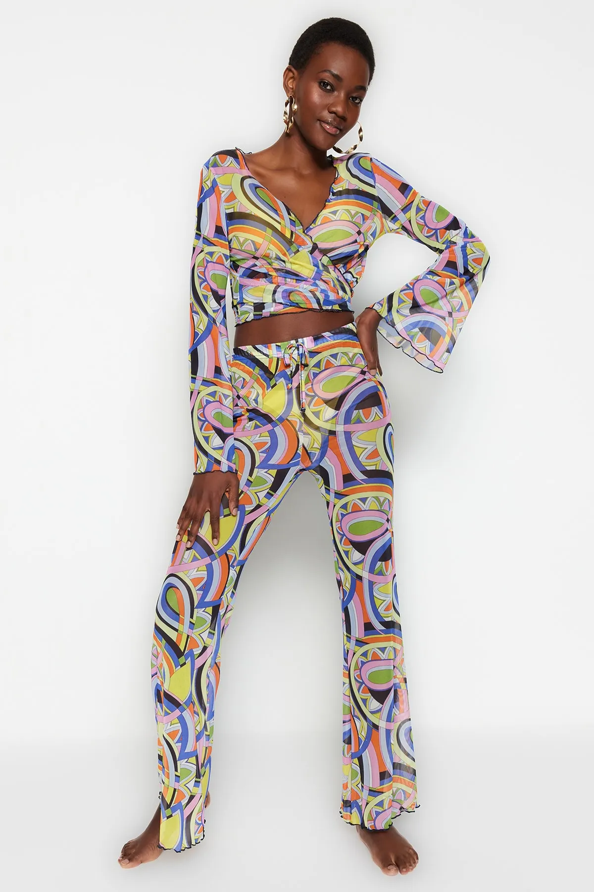 Trendyol Collection  Set aus gewebter Bluse und Hose mit abstraktem Muster und Bindeband TBESS23AU00008