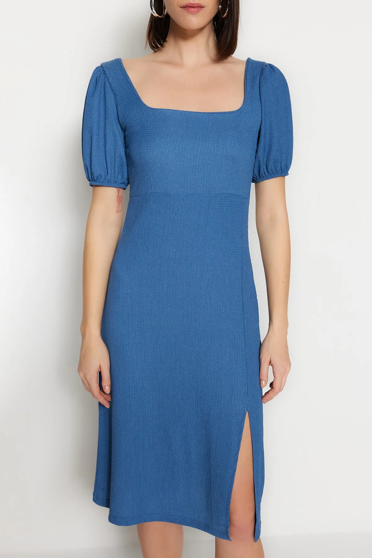 Trendyol Collection  Indigoblaues A-Linien-Strickkleid mit quadratischem Ausschnitt, Ballonärmeln, Schlitzdetail, Wickel-/strukturiertem Midi-Strickkleid TWOSS23EL01533