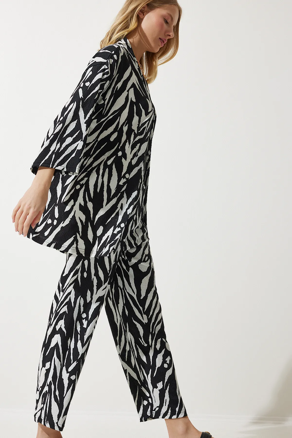 Happiness İstanbul  Schwarz gemustertes Kimono-Hosen-Strickset für Damen BY00054