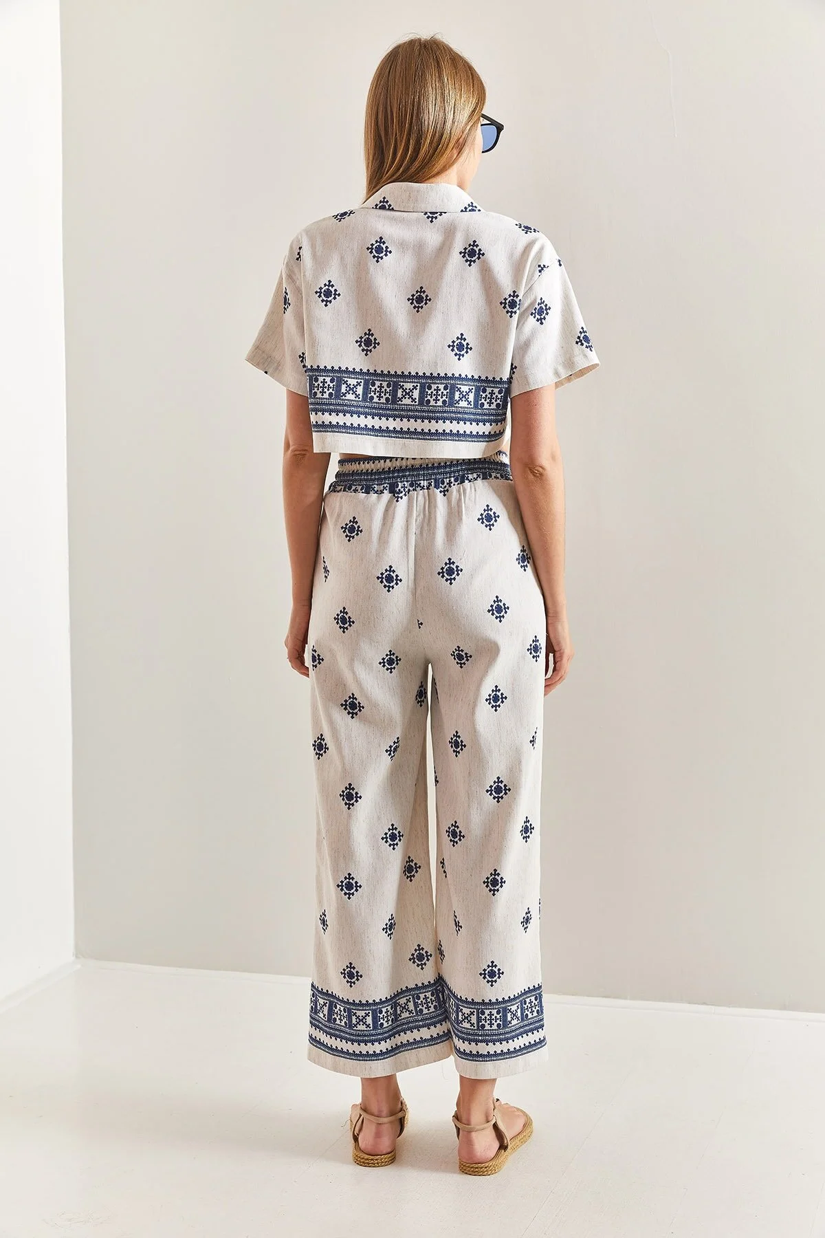 Bianco Lucci  Kurzärmliges Ethno-Crop-Hemd-Hose-Set für Damen