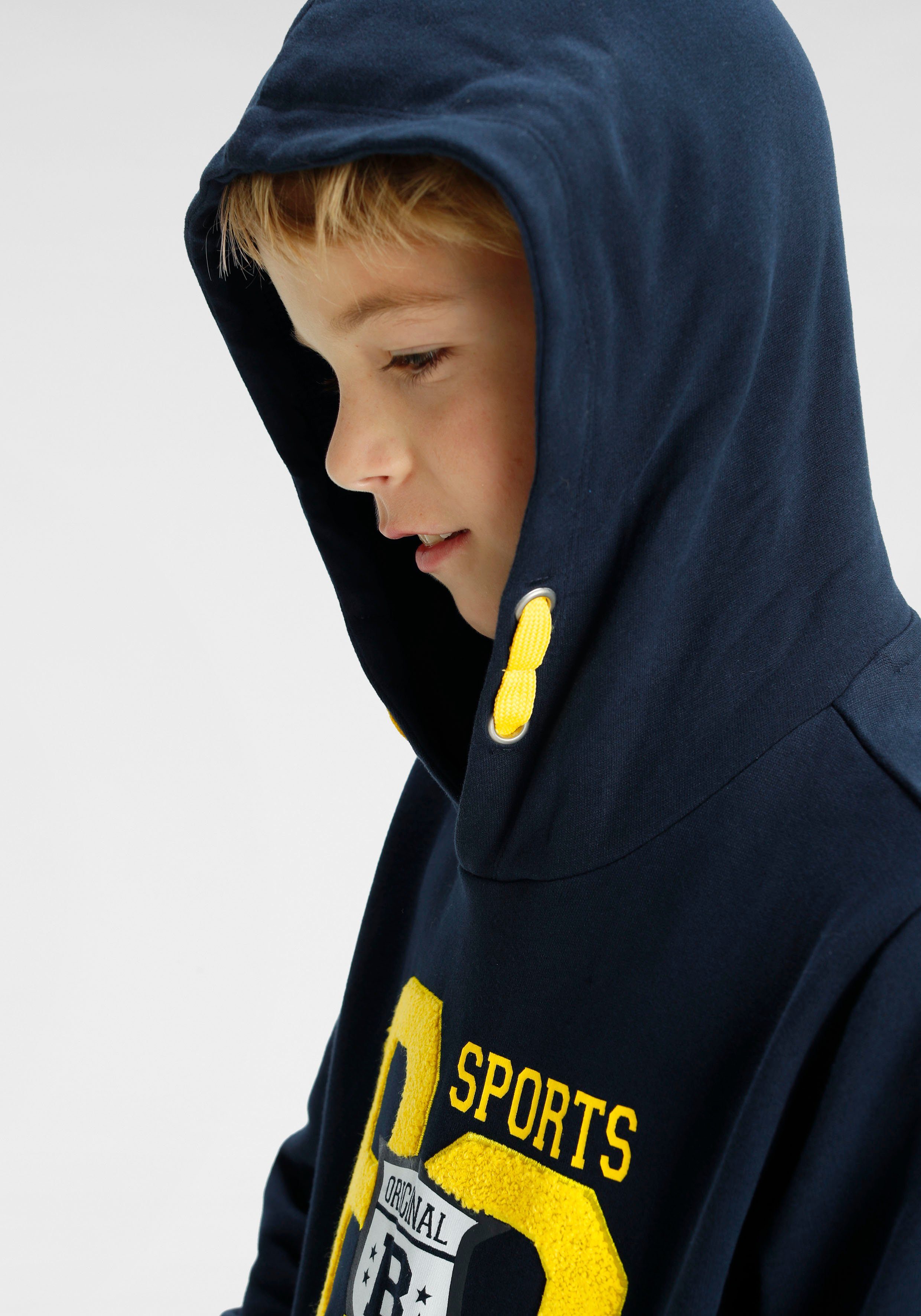 Bench. Kapuzensweatshirt mit großer Frottee-Applikation
