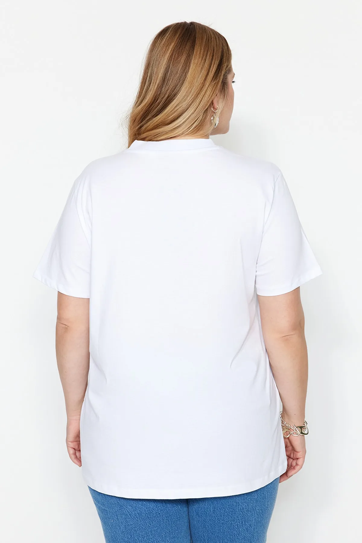 Trendyol Curve  Weißes, marineblaues Boyfriend-Strick-T-Shirt mit geripptem Kragen TBBSS23BF00019