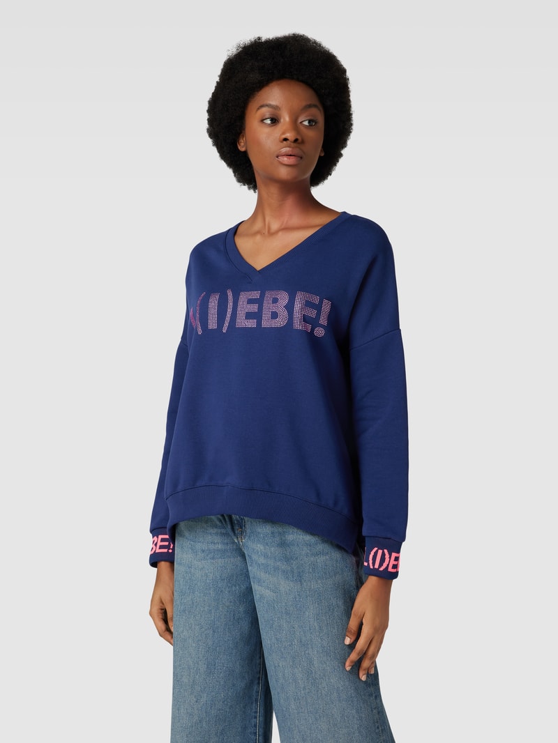 Sweatshirt mit Ziersteinbesatz Modell 'L(I)EBE!' in marineblau