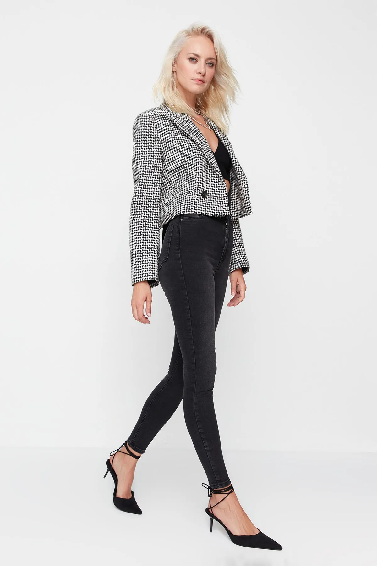 Trendyol Collection  Schwarze Skinny Jeans mit hoher Taille TWOSS22JE0404