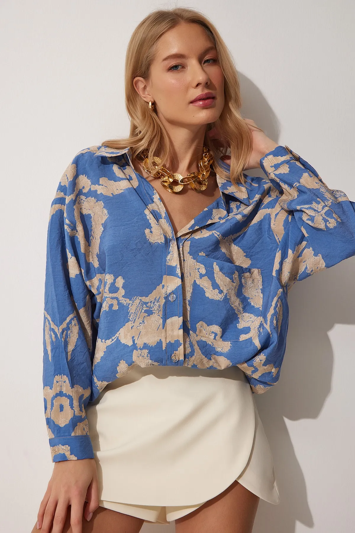 Happiness İstanbul  Blaues gemustertes Oversize-Hemd aus Baumwollsatin für Damen OH00044