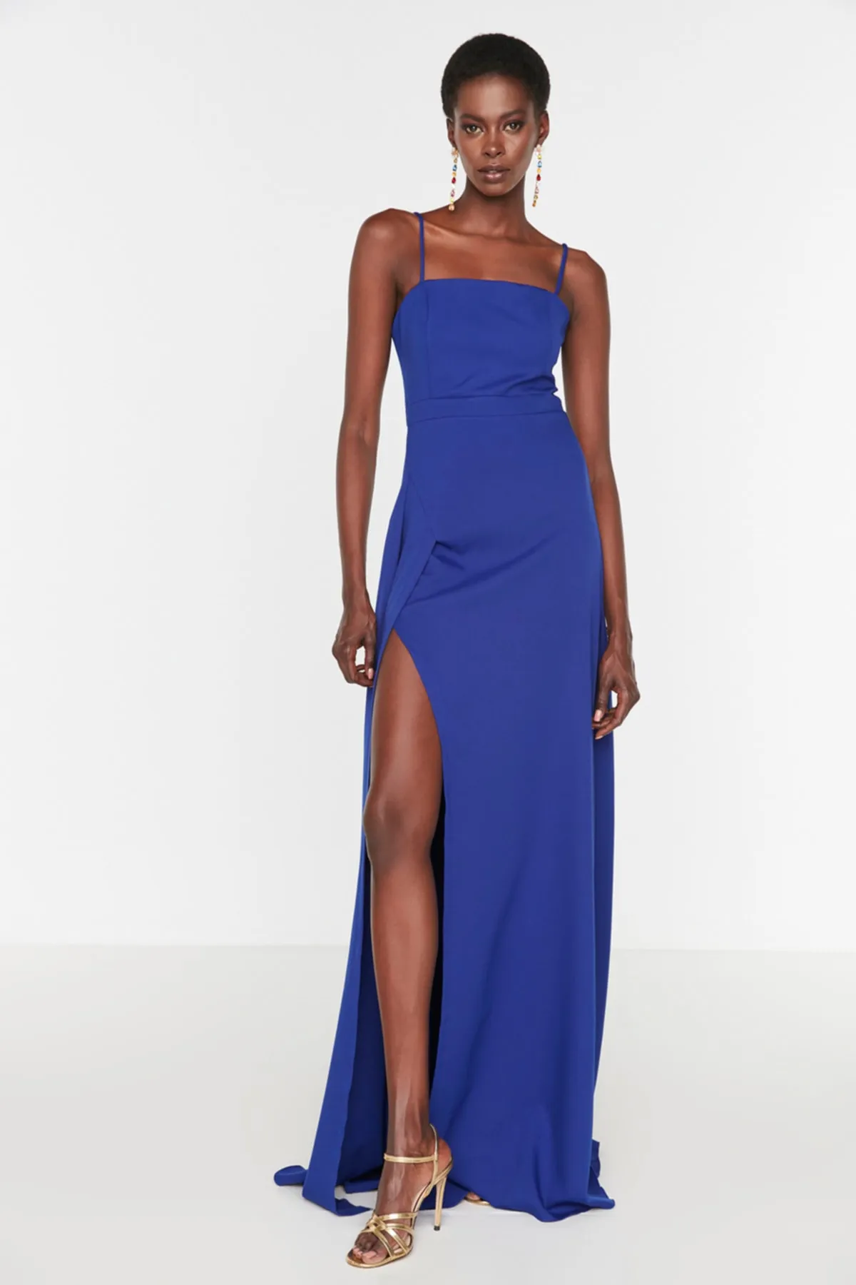 Trendyol Collection  Langes Abendkleid mit tiefem Ausschnitt und Schlitz von Saks TPRSS19FZ0511
