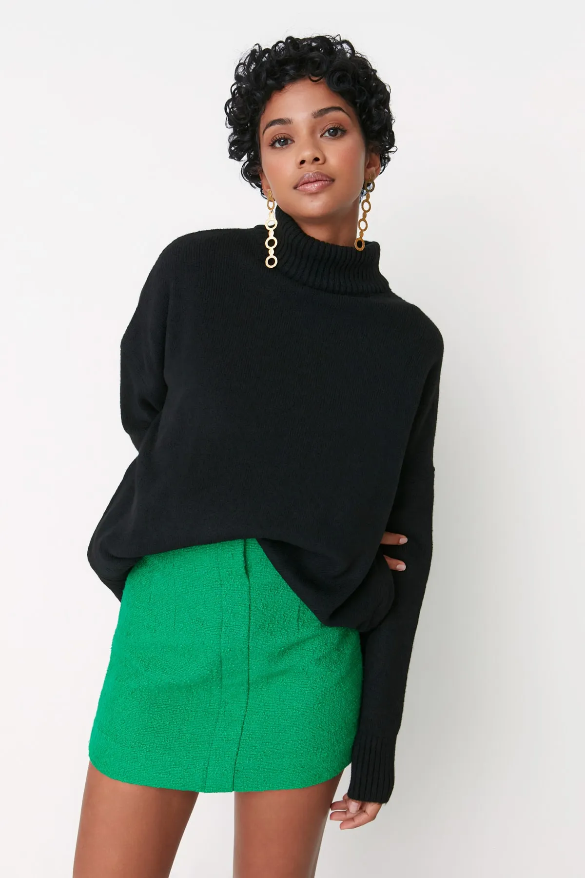 Trendyol Collection  Schwarzer, weich strukturierter Strickpullover mit Stehkragen und weiter Passform TWOAW23KZ00469