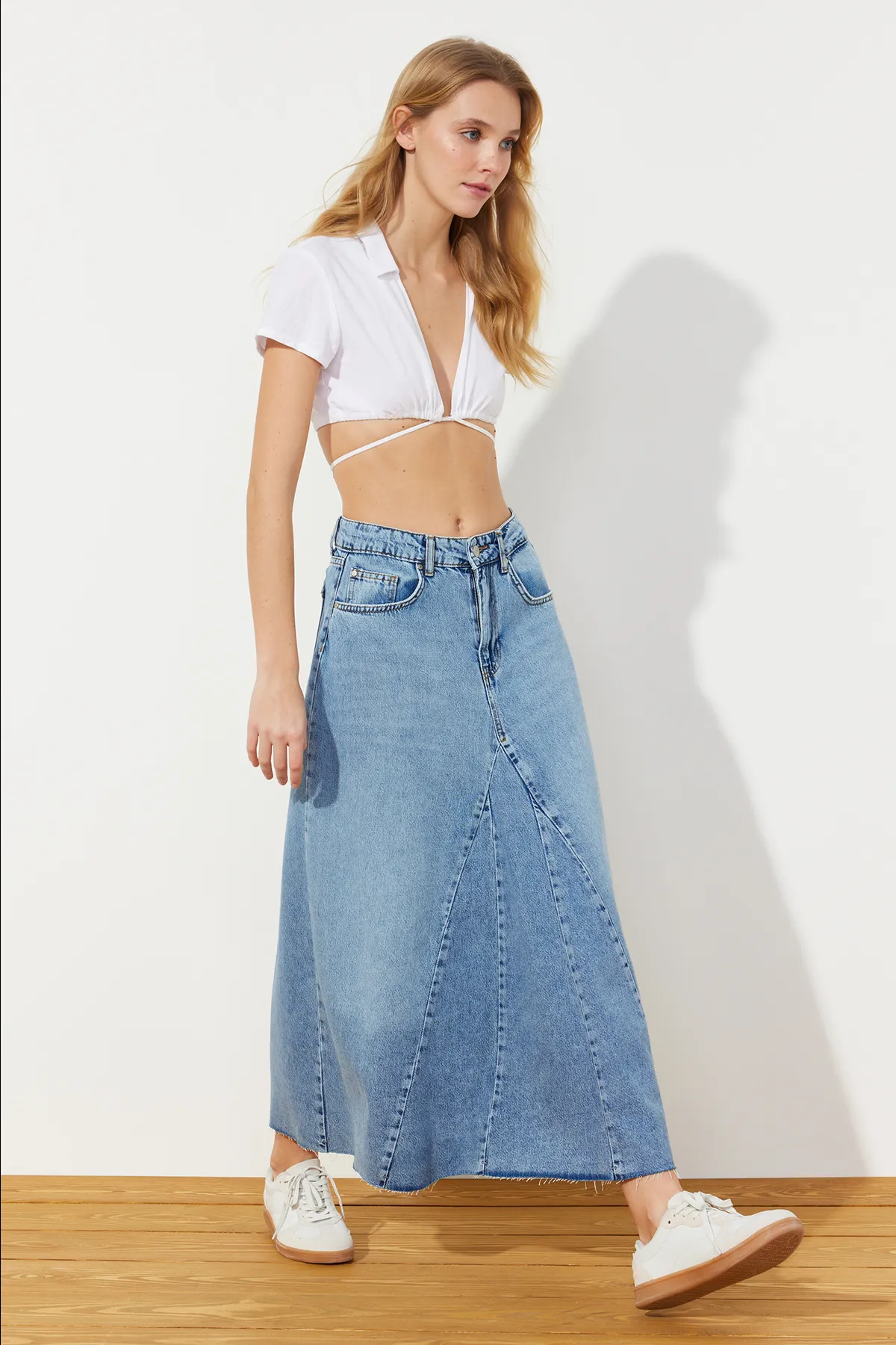 Trendyol Collection  Blauer Volant-Näh-detaillierter Maxi-Jeansrock mit hoher Taille TWOSS24ET00012