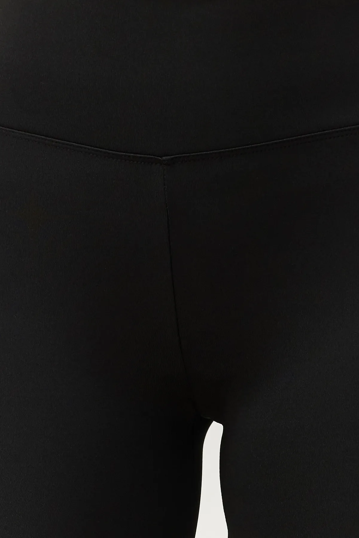 Trendyol Collection  Schwarze, elastische Push-Up-Shorts mit weiter Taille und extralangem gestricktem Bund/kurze Leggings THMSS24TY00038