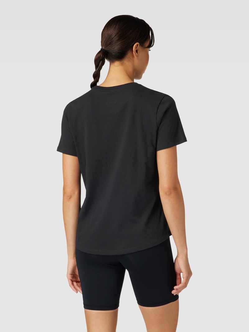 T-Shirt in unifarbenem Design mit Label-Stitching in schwarz