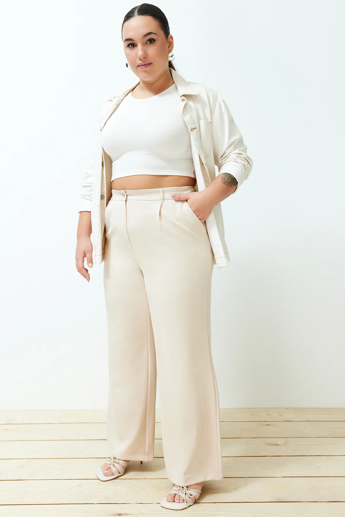Trendyol Curve  Steinfarbene, plissierte Webhose mit hoher Taille und weitem Bein. Breites Bein. TBBSS24AR00019